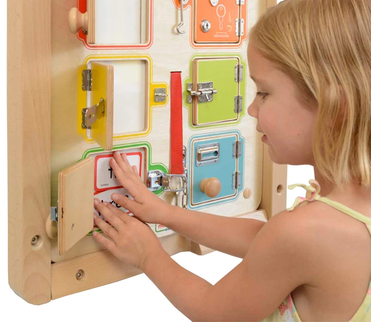Dziecko używa klamki na tablicy manipulacyjnej MASTERKIDZ — ujęcie pokazujące interakcję i chwyt