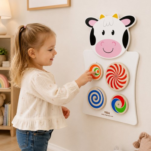 Zbliżenie na mechanizmy tablicy VIGA, zamki, kółka i ruchome elementy drewnianej krówki