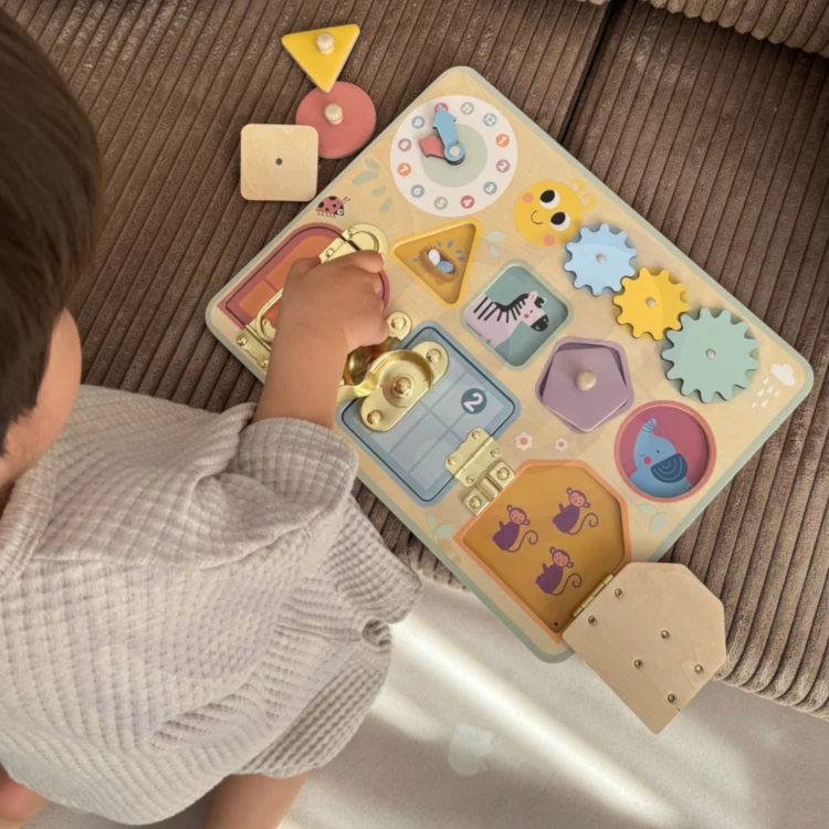 Detal: zębatki i mechanizmy TOOKY TOY ukazane z bliska, pokazujące interaktywne elementy do nauki