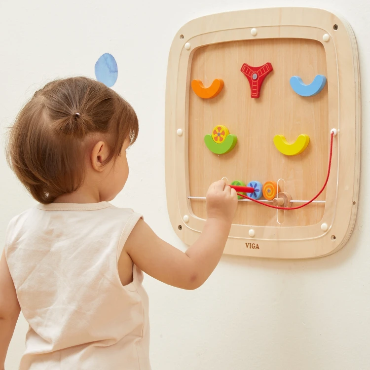 Detal mechanizmu pinball na tablicy manipulacyjnej VIGA — zbliżenie na ruchome elementy