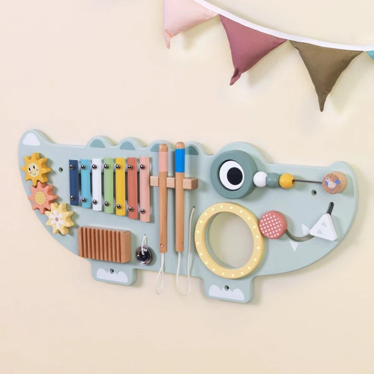 Detal: zbliżenie na mechaniczne elementy tablicy Krokodyl TOOKY TOY — przesuwne kółka i zatrzaski