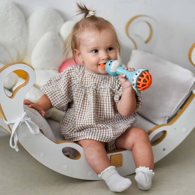 Detal powierzchni grzechotki WOOPIE BABY — kontrastowe wzory, tekstury i elementy do stymulacji wzroku oraz dotyku
