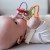 Widok tyłu zabawki z etykietą i elementami mocującymi, grzechotka WOOPIE BABY pokazana na białym tle