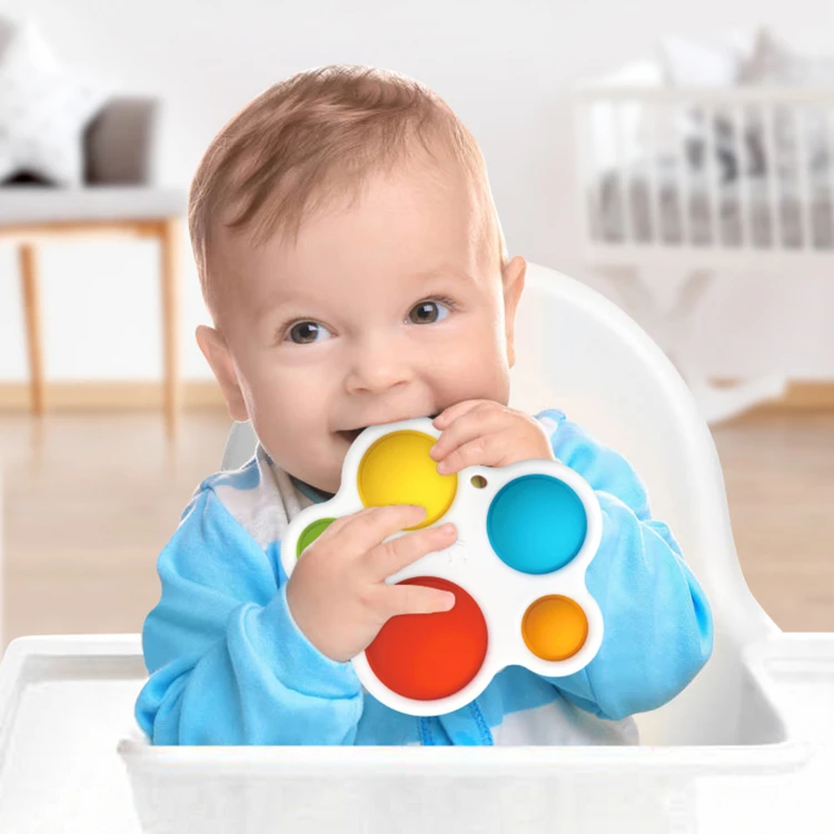 Tył zabawki z zapięciem i gładką krawędzią — element gryzaka sensorycznego POP IT WOOPIE BABY w detalach