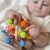 Zbliżenie na miękką rączkę grzechotki WOOPIE BABY — kontrastowe elementy i faktura do chwytania