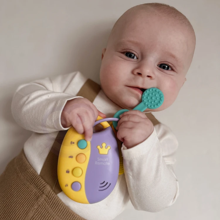 Widok z góry na kluczyki i pilot WOOPIE BABY 88 — widoczne przyciski i kontrastowe kolory przy zabawie niemowlęcia