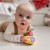 Klucze w dłoni dziecka WOOPIE BABY 88 — skala i ergonomiczny kształt uchwytu widoczne w kadrze, zabawka w użyciu