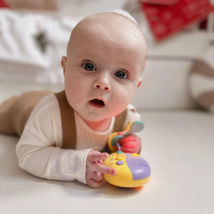 Klucze w dłoni dziecka WOOPIE BABY 88 — skala i ergonomiczny kształt uchwytu widoczne w kadrze, zabawka w użyciu