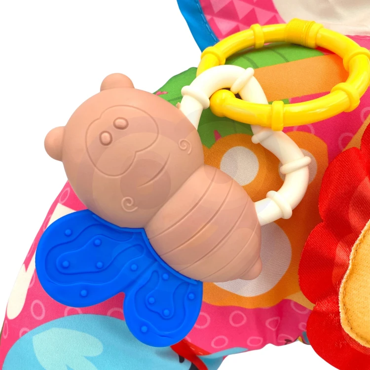 Poduszka rogal WOOPIE BABY ułożona na macie edukacyjnej — aranżacja zestawu zachęcająca do zabawy
