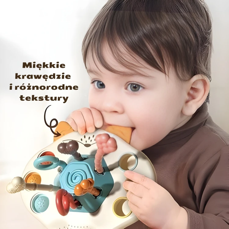 Lis Montessori w dłoni opiekuna — pokaz skali i ergonomii zabawki WOOPIE BABY, idealnej do zabaw sensorycznych