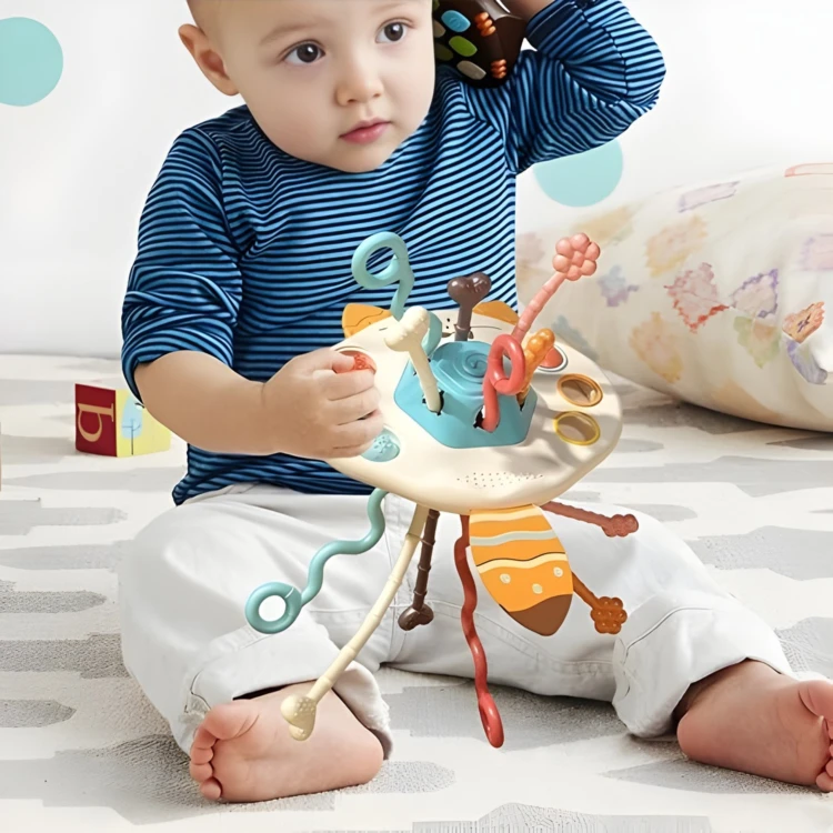 Detal szwów i kontrastowych wzorów na lisie WOOPIE BABY — elementy ułatwiające eksplorację wzrokową i dotykową