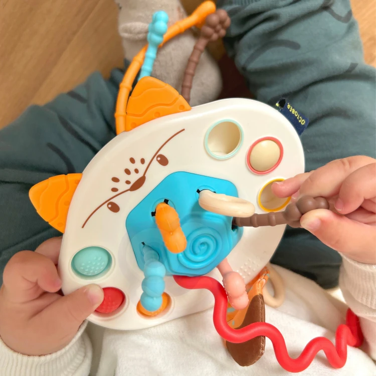 Przód i tył zabawki widoczne obok siebie — lis WOOPIE BABY pokazuje konstrukcję i rozmieszczenie elementów sensorycznych