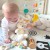 Opakowanie boxu Baby Shower z CLASSIC WORLD — estetyczne ułożenie akcesoriów i ozdobna etykieta prezentowa