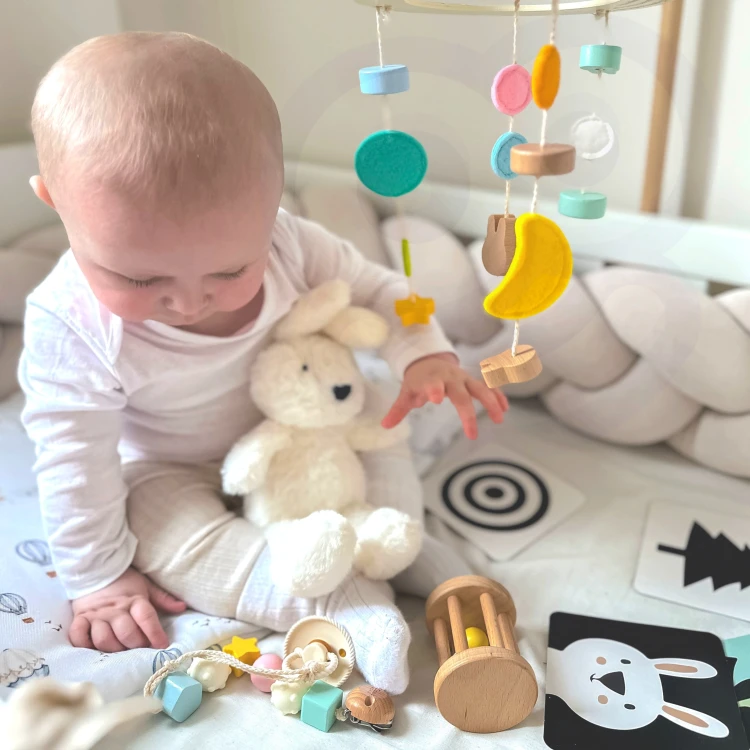 Opakowanie boxu Baby Shower z CLASSIC WORLD — estetyczne ułożenie akcesoriów i ozdobna etykieta prezentowa