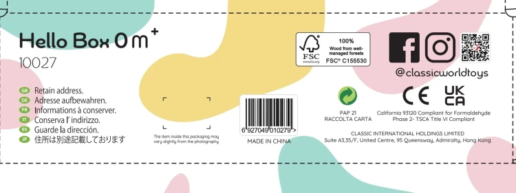 Ujęcie lifestyle — box CLASSIC WORLD ustawiony przy kocyku, sugerujące użycie jako elegancki prezent dla noworodka