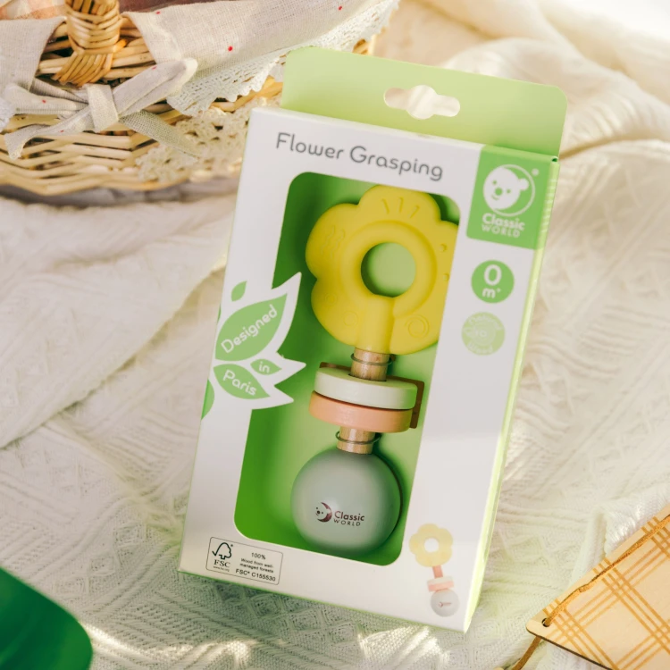 Podkreślony detal kwiatowego elementu grzechotki Kwiatuszek — pastelowa paleta barw i naturalna faktura drewna
