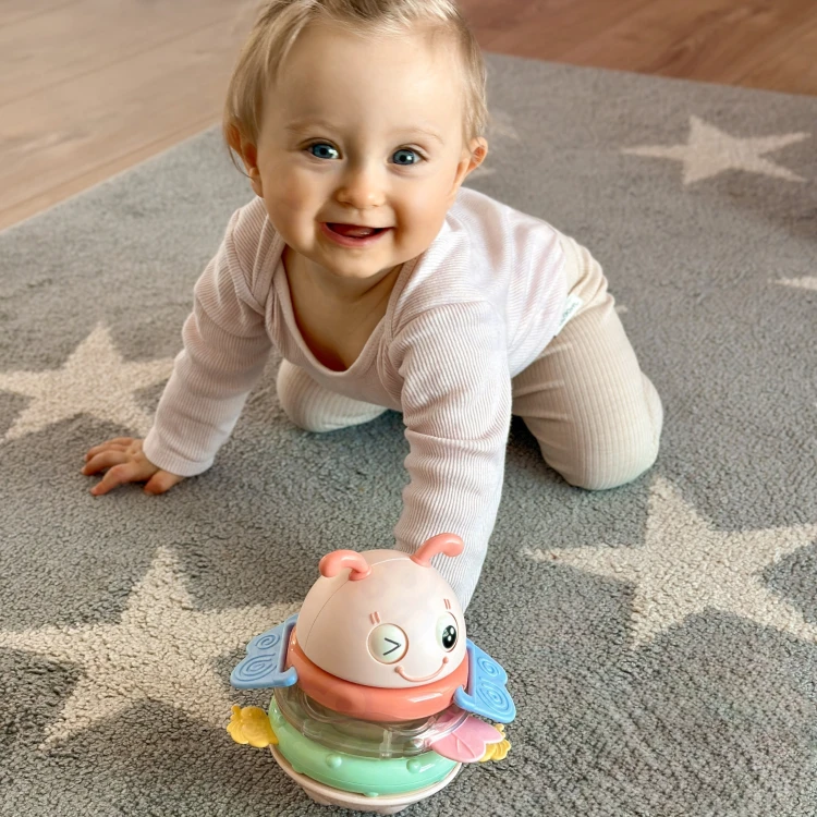 Zbliżenie na twarz wańki — kolorowe detale i miękki materiał WOOPIE Baby 88