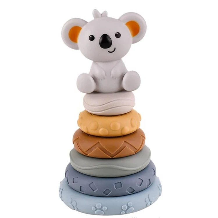 Widok całego zestawu na białym tle: piramidka Koala z gryzakiem oraz akcesoriami prezentowanymi przez WOOPIE BABY