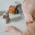 Widok z boku piramidki WOOPIE BABY — stopniowe rozmieszczenie kolorowych krążków na słupku