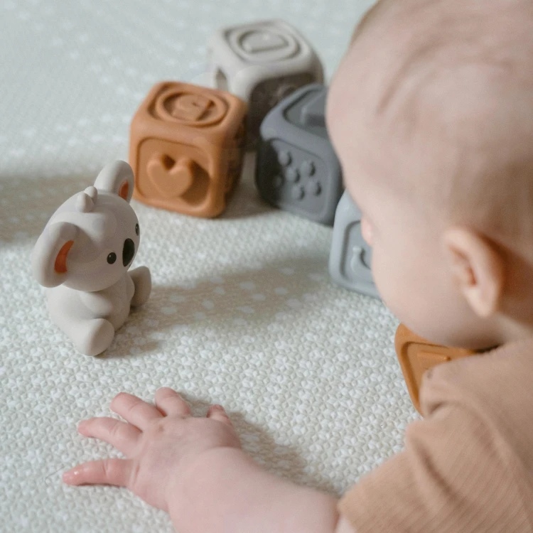 Widok z boku piramidki WOOPIE BABY — stopniowe rozmieszczenie kolorowych krążków na słupku