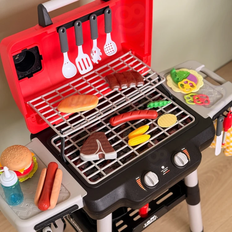 Dziecko bawi się przy kuchni WOOPIE — zabawa przy symulowanym grillowaniu i przyciskach LED