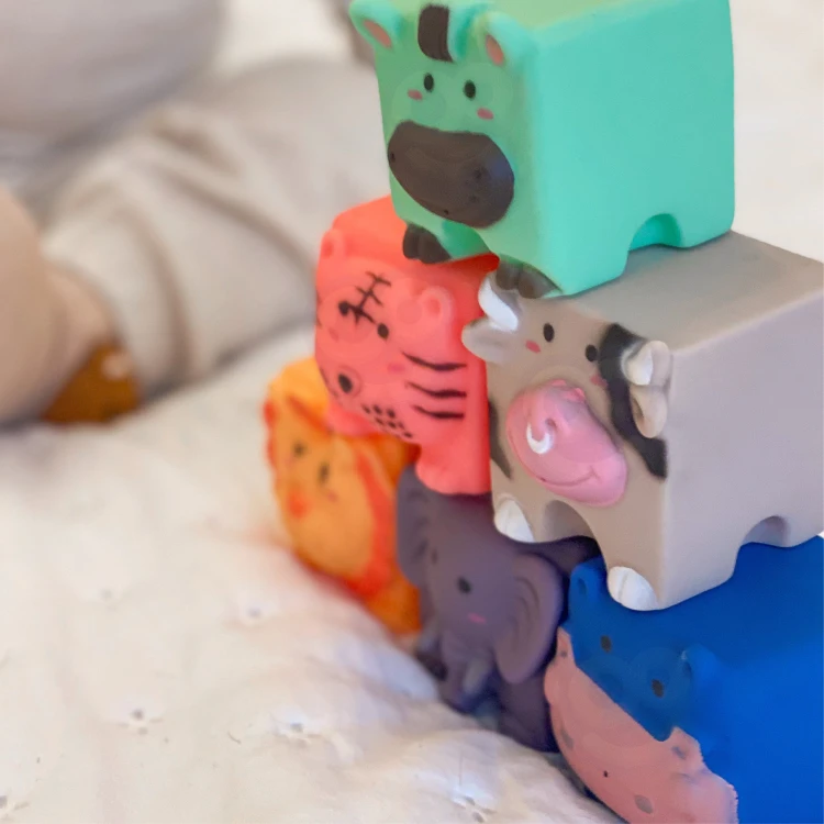 Detale figur zwierzątek WOOPIE BABY - wyraźne kolory, kształty i malowanie poszczególnych elementów układanki