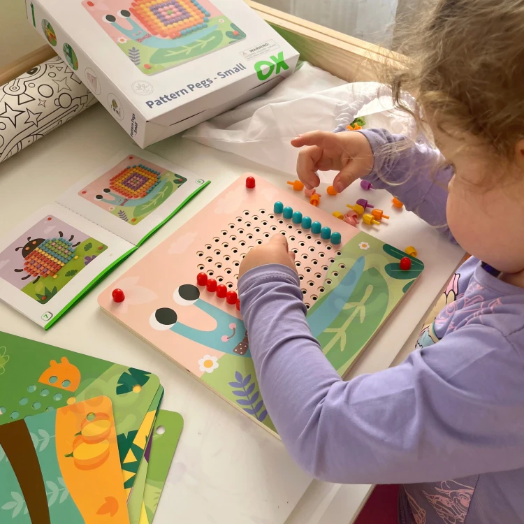 Widok na spód i krawędzie planszy układanki TOOKY TOY — konstrukcja i rozmieszczenie otworów