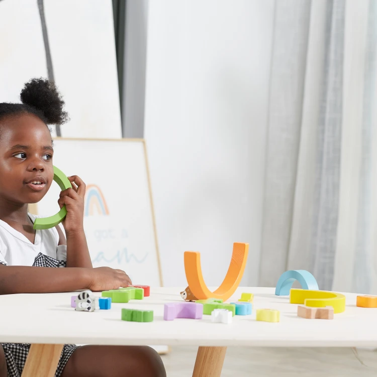 Kompozycja tęczy ułożona płasko — Montessori układanka klockowa VIGA gotowa do zabawy
