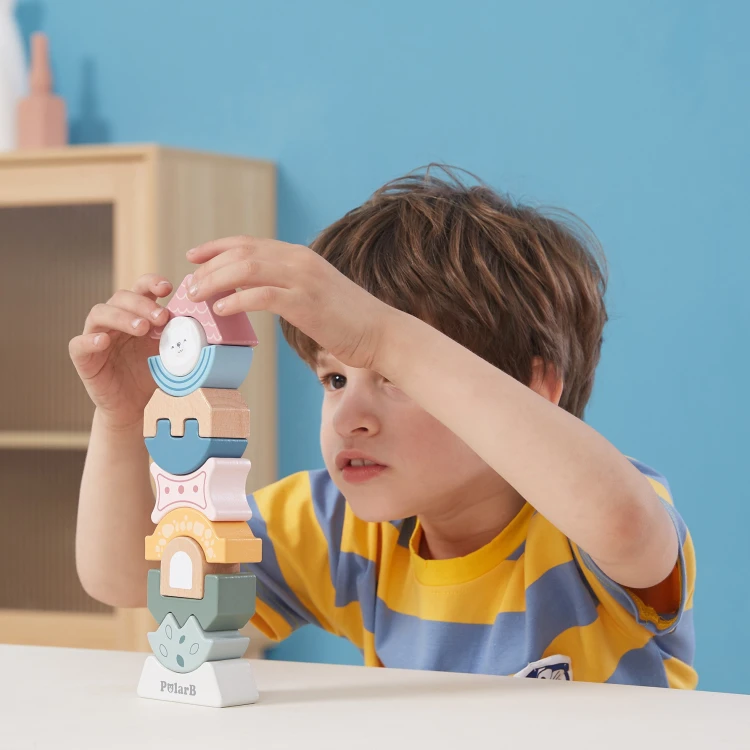 Klocki VIGA w rozłożonej formie — rozmaite kształty układanki Montessori poukładane obok siebie