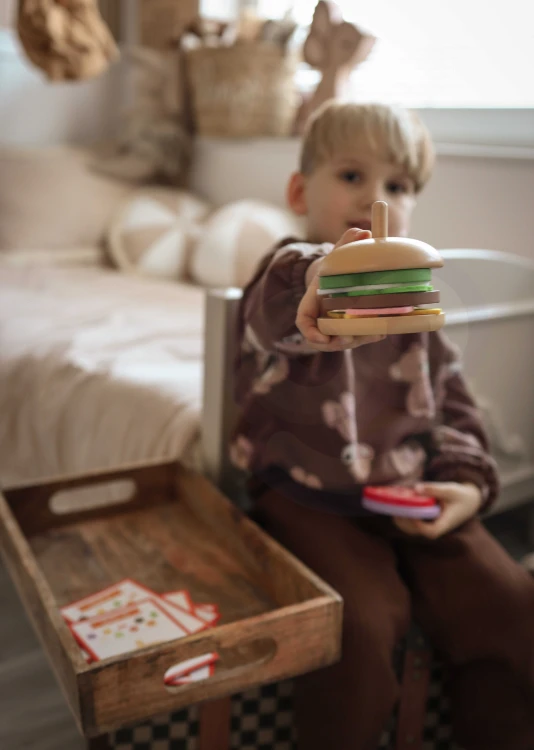 Ułożony burger w dłoni dziecka — skala i sposób trzymania elementów układanki WOOPIE podczas zabawy