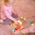 Kompozycja z elementami ułożonymi pionowo — klocki konstrukcyjne i sensoryczne w zestawie inspirowanym metodą Montessori