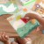 Zbliżenie na elementy Puzzle Tangram TOOKY TOY — różne kształty i intensywne kolory do układania