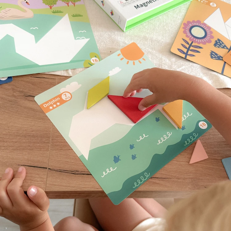 Zbliżenie na elementy Puzzle Tangram TOOKY TOY — różne kształty i intensywne kolory do układania