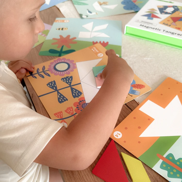 Widok planszy z ułożonymi figurami Puzzle Tangram TOOKY TOY — przykładowe wzory do odtworzenia