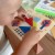 Szczegół na pojedyncze kształty Tangram TOOKY TOY — różnorodne formy geometryczne i kontrastowe kolory