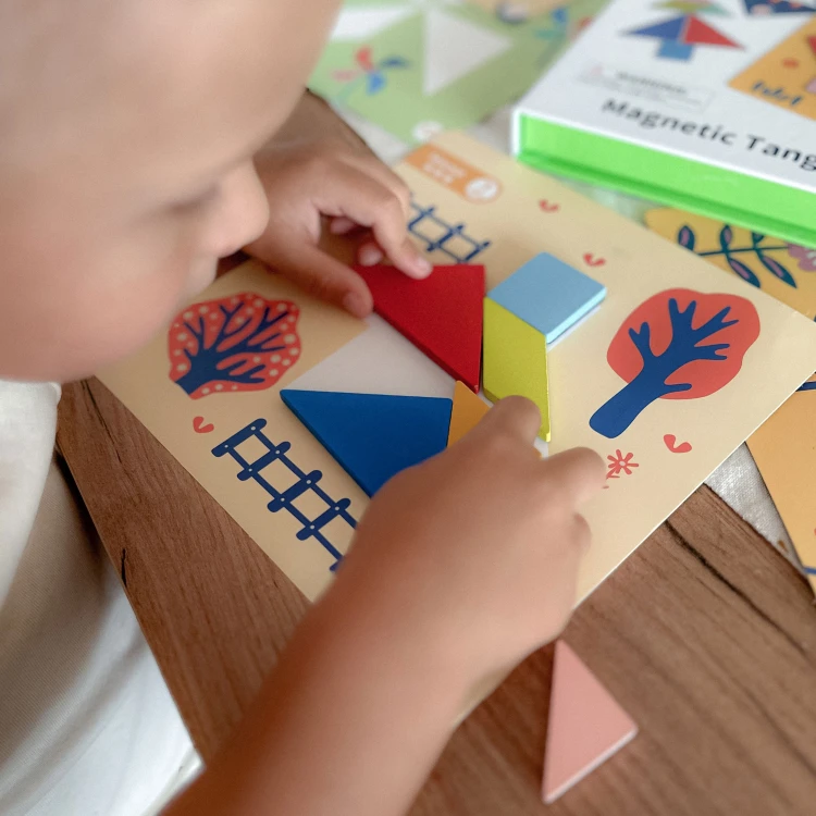 Szczegół na pojedyncze kształty Tangram TOOKY TOY — różnorodne formy geometryczne i kontrastowe kolory