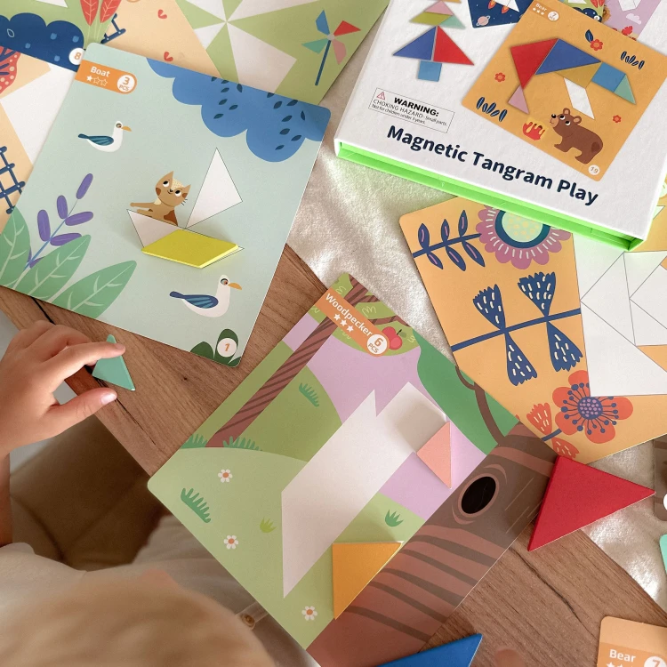 Opakowanie i zawartość Puzzle Tangram 18el. TOOKY TOY rozłożone obok siebie, widoczne wszystkie elementy