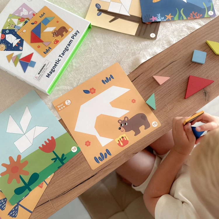 Kompozycja ułożonych figur Puzzle Tangram TOOKY TOY — przykładowe wzory sugerujące możliwości zabawy