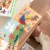 Zbliżenie na krawędzie kształtów Tangram 18el. TOOKY TOY — kontrast kolorów i różne formy geometryczne