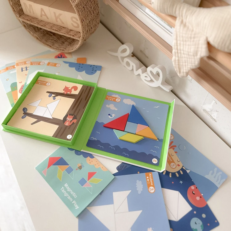 Widok z góry na rozsypane elementy Puzzle Tangram 18el. TOOKY TOY — zestaw do ćwiczeń rozpoznawania kształtów