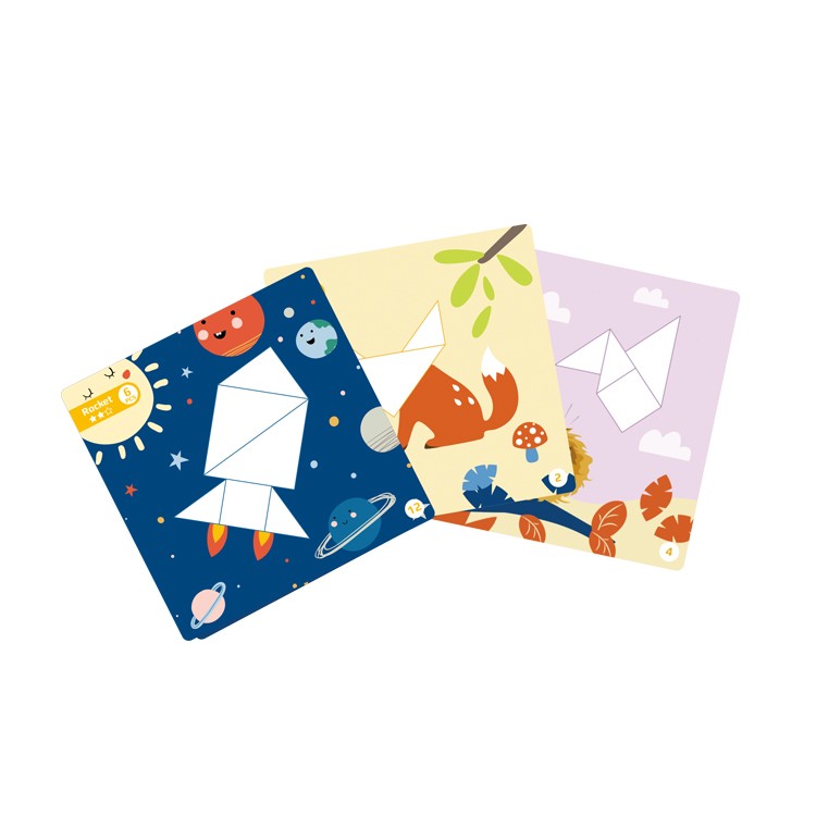 Oryginalne opakowanie TOOKY TOY obok elementów Puzzle Tangram 18el. prezentujące zawartość zestawu