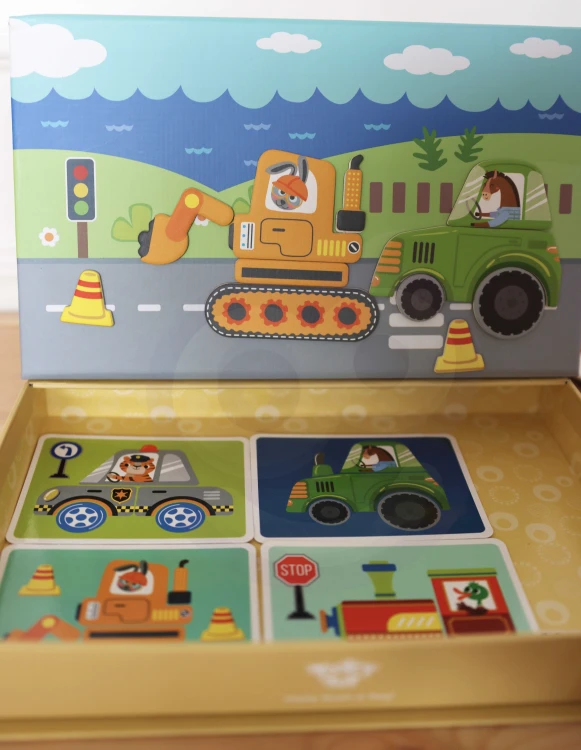 Maluch układa elementy TOOKY TOY na platformie — ujęcie akcji podczas dopasowywania figur