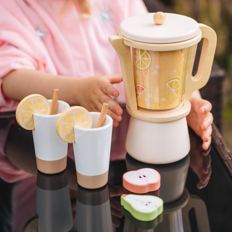 Blender kuchenny TOOKY TOY — uchwyt i przyciski sterujące pokazane w detalu pod kątem