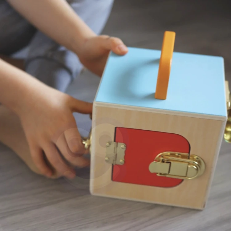 Kolorowe elementy do sortowania ułożone obok pudełka — praktyczny zestaw edukacyjny Tooky Toy
