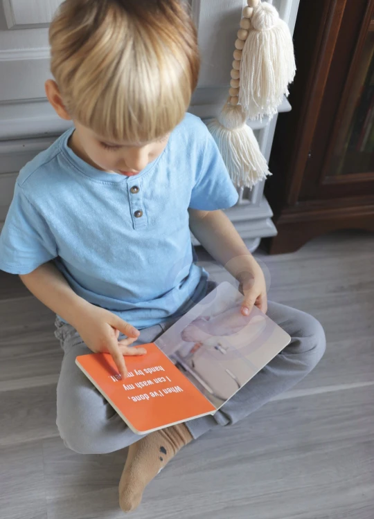 Zestaw rozłożony na stole — wszystkie elementy edukacyjne 6w1 ułożone do prezentacji funkcji zabawki
