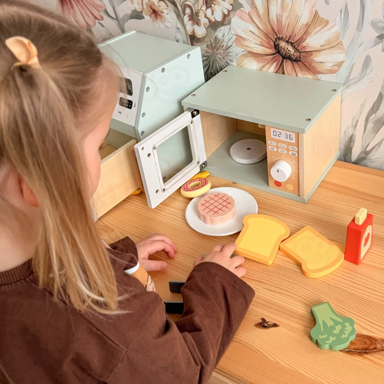 Zbliżenie na panel sterowania kuchenki — pokrętła i przyciski w drewnianym wydaniu TOOKY TOY