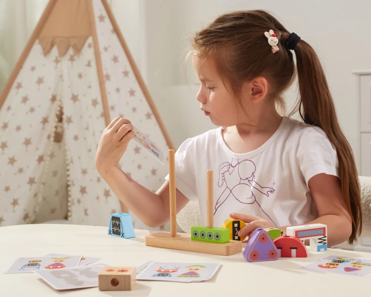 Piramidka z elementów ustawiona pionowo — widok z boku układanki Montessori marki VIGA