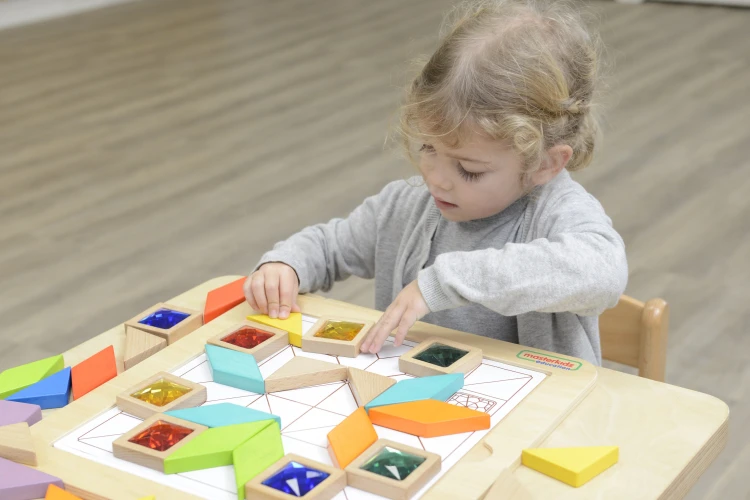 Instrukcja i pomysły do układania mozaiki tangram — przykładowe figury i schematy dla dzieci