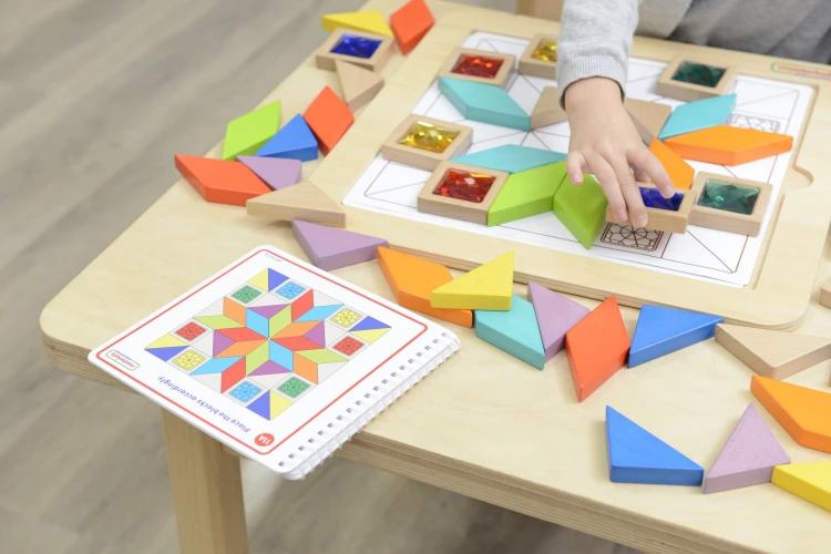 Gra rękami dziecka — dopasowywanie kolorowych kawałków mozaiki w stylu Montessori, ćwiczenie precyzji