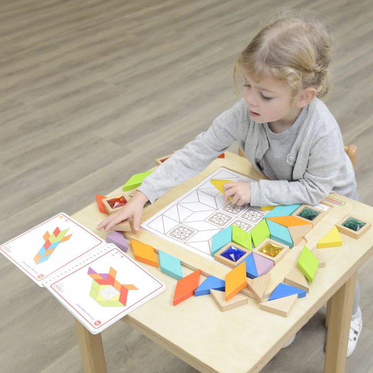 Układanka w trakcie układania przez dziecko — koncentracja i nauka kolorów przy zabawce Montessori